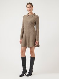 Rochie bej tricotată cu dungi, cu guler, mâneci lungi, fustă evazată, asortată cu cizme negre cu toc până la genunchi. Textură netedă a țesăturii.