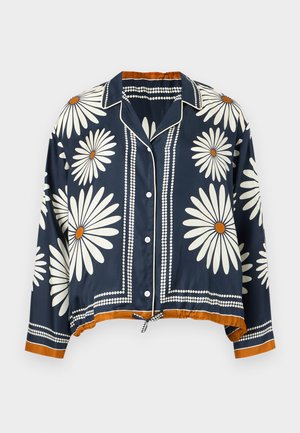 Granatowa koszula z długim rękawem w biały wzór stokrotek z pomarańczowymi środkami, białymi guzikami oraz pomarańczowym wykończeniem mankietów i dolnej krawędzi.