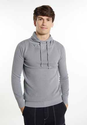 Pulover gri tricotat cu mânecă lungă și glugă, având un model texturat și accente cu șnur. Mansete și tiv ribelate.