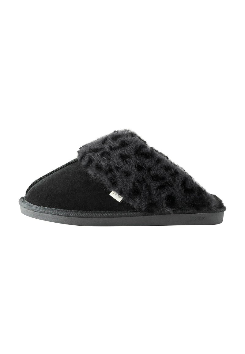 Ciabatta nera con tomaia in pelliccia sintetica, texture morbida e base in suede nero solido. Presenta una suola piatta in gomma e dettagli di cucitura sottili.