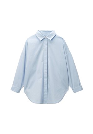 Chemise button-up bleu clair en coton, présentant un col classique, des manches longues et un ourlet arrondi avec une coupe décontractée.