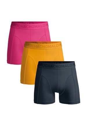 Drie paar boxershorts in roze, geel en marineblauw, met een zachte tailleband met het logo "MUCHACHO MALO", gemaakt van glad materiaal.