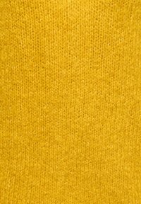 Gelber gestrickter Stoff mit strukturierter Oberfläche, mittlerer Maschenweite und gleichmäßig verteilten Fasern im gesamten Material.