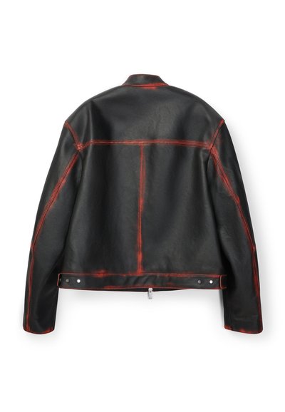Veste en cuir noire avec des coutures contrastantes rouges, manches longues et détails à boucle à l'ourlet arrière, vue de dos.