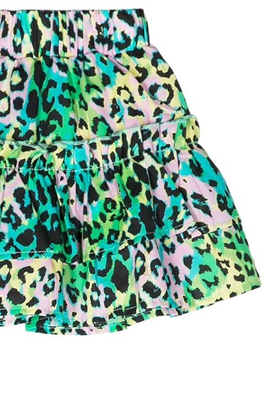 Gonna a strati in verde vivace, nero e stampa leopardata viola. Presenta una cintura elastica e strati arricciati con una texture liscia.