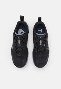Sneaker sportive nere con tomaia in mesh a motivi, chiusura con lacci, colletto imbottito e suola in gomma. Presenta dettagli del logo in grigio.