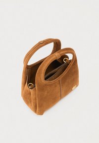 Barna szarvasbőr kézitáska dupla fogantyúval, téglalap alakú, aranyszínű fém kiegészítőkkel. Sima, texturált felülettel és látható varrásokkal.