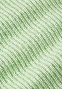 Hellgrüner Strickstoff mit abwechselnd strukturierten Streifen und weißen Fäden, die ein geripptes Muster erzeugen. Weiche und flexible Textur.
