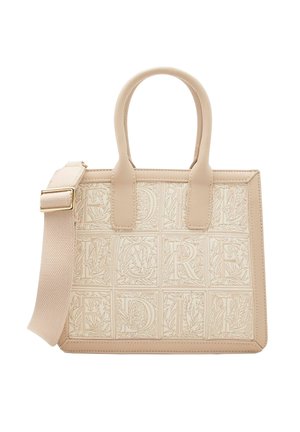 Borsa rettangolare beige con due manici, tracolla larga rimovibile e motivo floreale in rilievo che forma la frase "FOLK ENGRAVED".