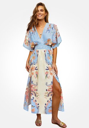 Blauwe maxi-jurk met bloemenprint, V-hals, korte mouwen en een gesplitste rok. Heeft een tailleband en bloemenpatronen in zachtroze en crème.