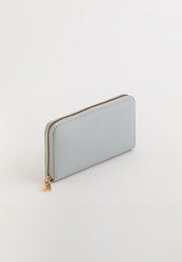Portofel albastru deschis, fabricat dintr-un material texturat, cu un fermoar auriu și un tab de tragere decorativ auriu. Formă rectangulară, cu linii curate.