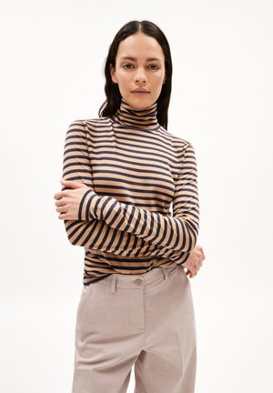 Gestreepte oversized longsleeve coltrui in beige en marineblauw, slim fit ontwerp, zachte stof, gedragen met beige broeken met een gladde textuur.