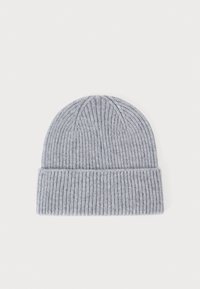 Bonnet en tricot gris avec une texture côtelée et un revers replié, présentant des lignes verticales et un sommet arrondi. Apparence de tissu doux.