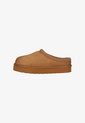 Brune ruskinds slip-on sko med et afrundet design, polstret krave og en tyk gummisål. Sømme langs kanterne. Tekstureret overflade.