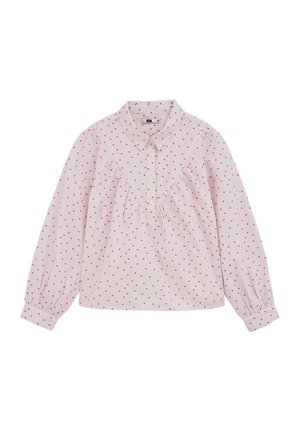 Chemise boutonnée rose clair avec de petits motifs de cœurs rouges, un design à volants à l'avant, et de longues manches bouffantes avec des poignets élastiques.