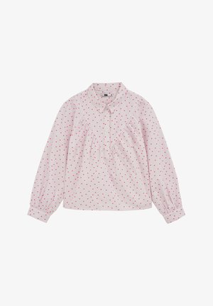 Gaiši rozā krekls ar pogām, kas rotāts ar mazām sarkanām sirsniņām, ar drapētiem priekšējiem elementiem un garām pūkainām piedurknēm ar elastīgiem aprocēm.