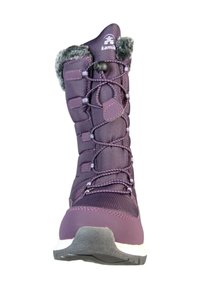 Bota de invierno aislada de color púrpura con un exterior texturizado, cuello de piel sintética, frente con cordones y suela de goma para tracción.