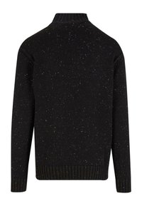 Schwarzer Strickpullover mit geripptem Kragen und Bündchen, ausgestattet mit einer gesprenkelten Textur in kontrastierenden hellen Tupfen, die sich durch das Material ziehen.