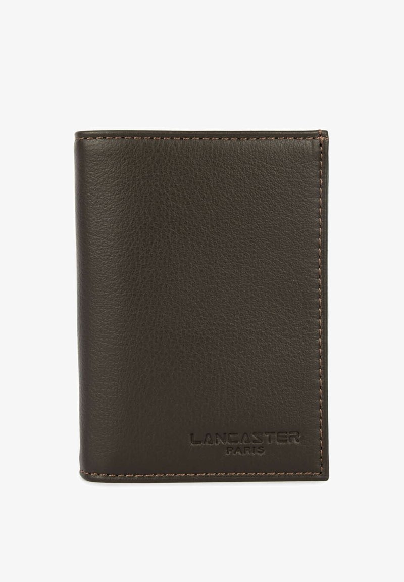 Portefeuille en cuir marron avec coutures visibles et logo embossé "Lancaster Paris" en bas à droite sur le devant.