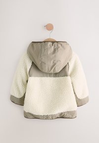 Veste à capuche avec un corps en polaire crème et des accents en tissu kaki. Le design comprend une texture douillette et une coupe décontractée.