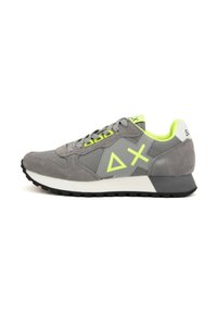 Sneaker in suede grigio con una suola intermedia bianca, suola in gomma nera e accenti verde brillante. Caratterizzato da un logo geometrico e design con lacci.