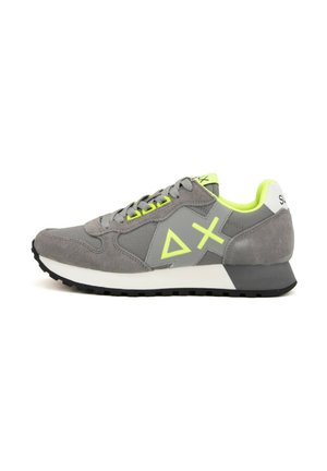 Sneaker in suede grigio con una suola intermedia bianca, suola in gomma nera e accenti verde brillante. Caratterizzato da un logo geometrico e design con lacci.