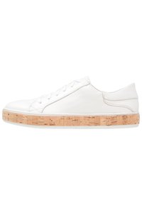 Vit lädersneaker med rund tå, platta vita snören och texturerad korksula. Sömlös design med minimala sömnadsdetaljer.