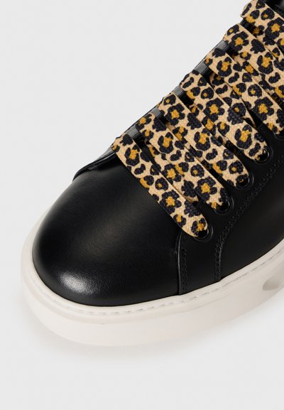 Sneaker in pelle nera con lacci a stampa leopardata, suola in gomma bianca, punta rotonda e superficie liscia.