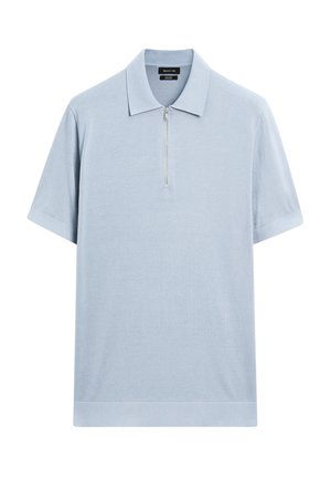 Helles Blaues Polohemd mit kurzem Reißverschluss am Kragen, kurzen Ärmeln und einer weichen Textur. Es hat einen klassischen Kragen und einen geraden Saum.