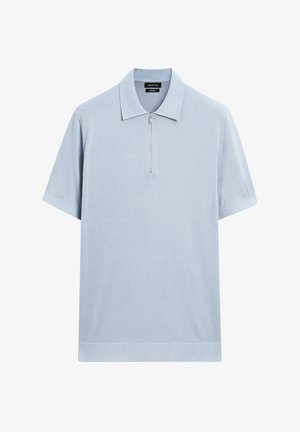 Polo shirt azzurro chiaro con collo a zip corto, maniche corte e una consistenza morbida. Presenta un colletto classico e un orlo dritto.