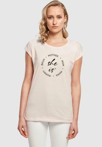 Merchcode MOTHERS DAY - SHE IS - T-shirts print - pink