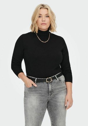 Maglione nero con collo alto e maniche lunghe, dalla texture liscia. Abbinato a jeans grigi e una cintura nera con una fibbia rotonda dorata.