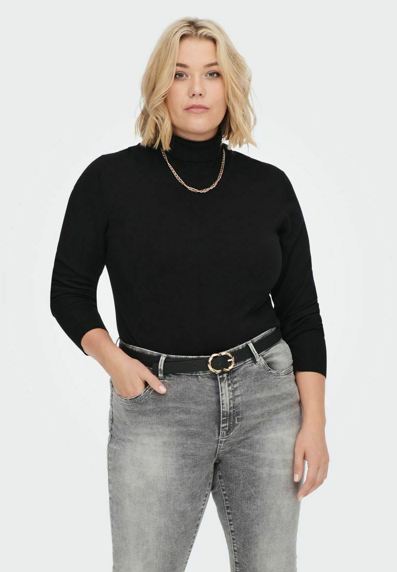 Črna turtleneck pulover z dolgimi rokavi, gladke teksture. Usklajeno s sivimi kavbojkami in črnim pasom s okroglo zlatim sponko.