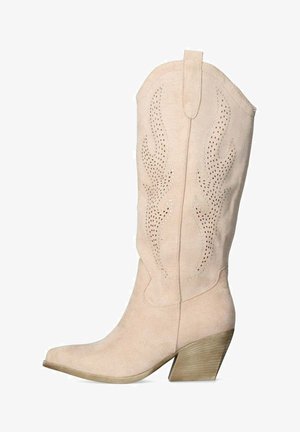 Stivale da cowboy beige in pelle scamosciata al polpaccio con motivi a fiamma traforati, linguetta, punta appuntita e tacco in legno inclinato impilato.