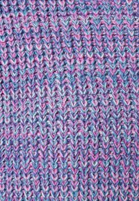 Tessuto lavorato a maglia con un motivo a zigzag in tonalità di rosa, viola e blu, dall'aspetto texturizzato e con filato morbido e spesso.