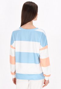 Maglietta a maniche lunghe con strisce orizzontali in azzurro chiaro, bianco e pesca. Tessuto morbido, vestibilità rilassata, scollatura ampia a girocollo.