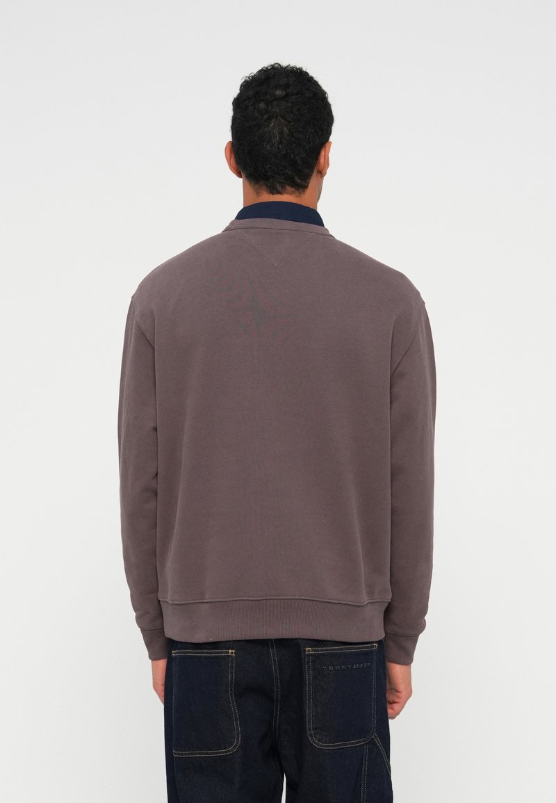 Tommy Jeans FONT PLAY - Mikina - black walnut
