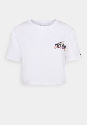 Bílý zkrácený tričko s krátkým rukávem, kulatým výstřihem a malým barevným logem "Tommy Jeans" na levém prsním švu.