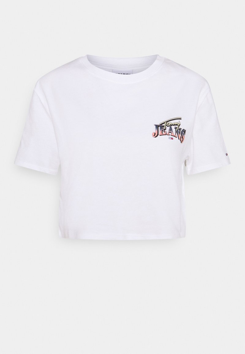 Bílý zkrácený tričko s krátkým rukávem, kulatým výstřihem a malým barevným logem "Tommy Jeans" na levém prsním švu.