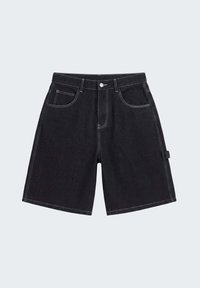 Shorts en denim noir longueur genou avec poches avant et poche monnaie, passants pour ceinture, fermeture par bouton et détail d'une boucle latérale sur la jambe droite.