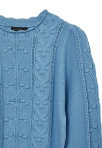 Helles blaues Strickpullover mit komplexen Mustern, einschließlich strukturierter Ranken und geflochtenen Akzenten entlang der Seiten und des Ausschnitts.