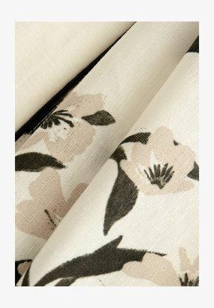 Ziedu audums ar krēmveida fona, kurā redzami rozā un melni ziedi. Tekstūra izskatās mīksta ar nelielu spīdumu, izceļot izteiksmīgas rakstus.