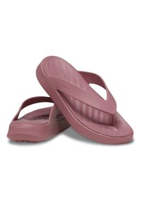 Sandalias Crocs rosas con un diseño suave y moldeado, que cuentan con tiras anchas y una base texturizada. Material ligero con un acabado suave.