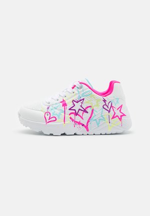 Zapatillas blancas con graffiti colorido de estrellas y corazones en acentos de rosa, azul y púrpura. Parte superior de malla texturizada y suela de goma sólida.