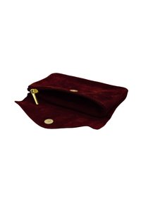 Pochette en suède bourgogne avec fermeture éclair et quincaillerie en laiton. Présente une texture douce et un design arrondi, montrant l'espace intérieur.