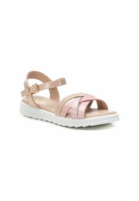 Sandal de tiras en rosa claro y beige con acabado de charol sintético, correa ajustable en el tobillo y suela texturizada blanca.
