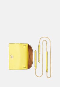 Lauren Ralph Lauren LEATHER CROSSBODY TURN-LOCK TECH CASE - Taška cez plece - lemon daffodil