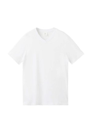 Schlichtes weißes T-Shirt mit kurzen Ärmeln und V-Ausschnitt, flach auf einem weißen Hintergrund mit sichtbarem Nackenetikett gelegt.
