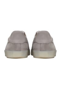 Sneakers gri suede cu o textură fină, având un design low-top și o talpă din cauciuc transparent. Stil minimalist la spate.