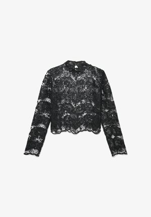 Schwarzes Spitzen-Crop-Top mit langen Ärmeln, das mit floralen Mustern und gewellten Kanten verziert ist. Stehkragen mit einem kleinen Schlüssellochverschluss im Rücken.